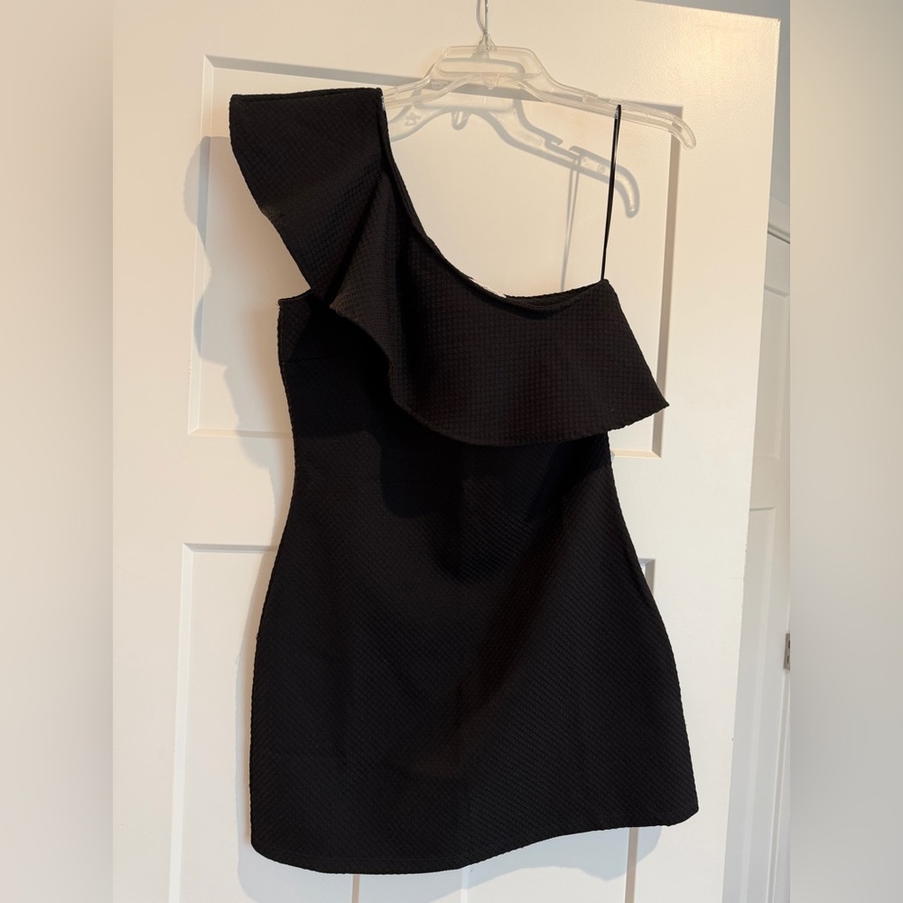 cupcakes & cashmere Black One-Shoulder Dress